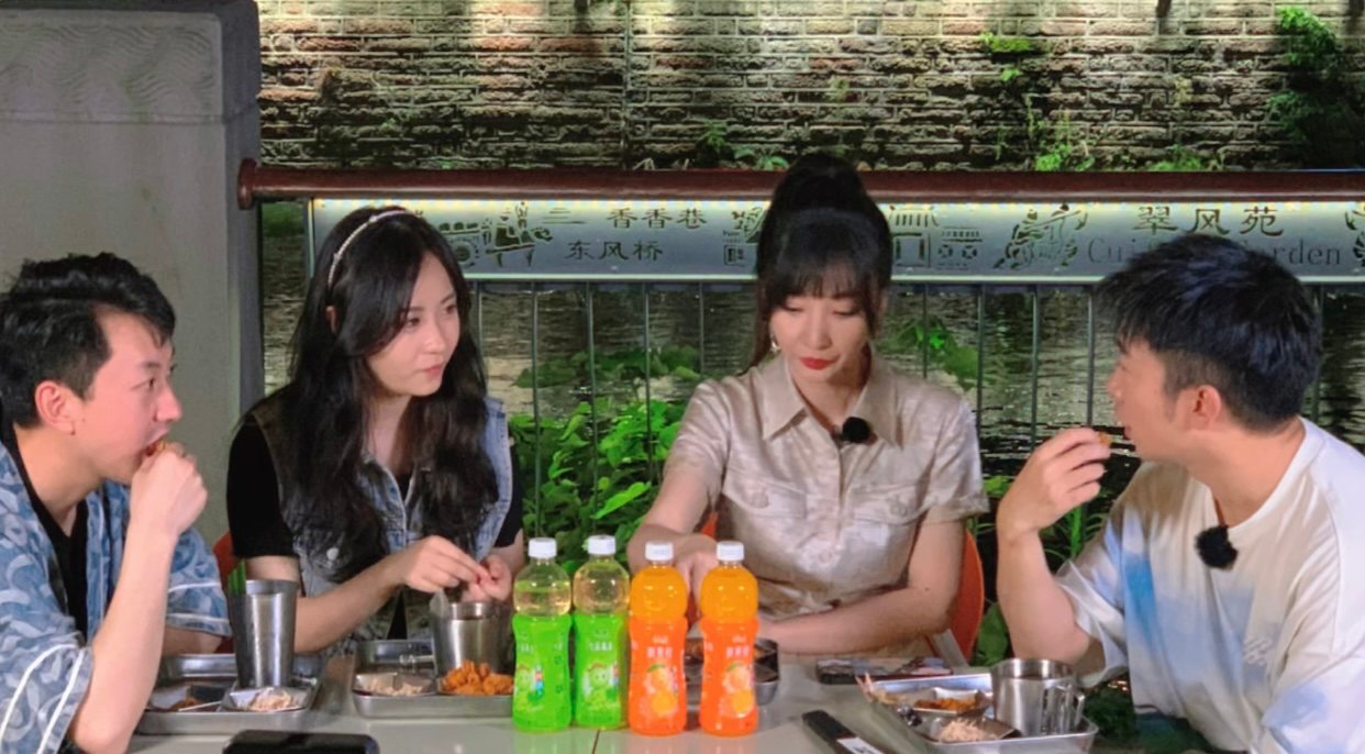 Yang Di and Liu Yan filming a variety show at THE PLACE
